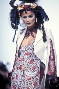 john-galliano-ss-1993-2.thumb.jpeg.edaa4f9d06f13b5177c938861e8972f6.jpeg