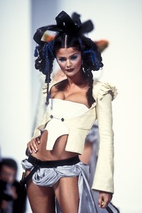 john-galliano-ss-1993-5.thumb.jpeg.b4eb7c4fff1b800a5e8da78529a890bb.jpeg