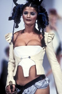 john-galliano-ss-1993-6.thumb.jpeg.46397b93d506be44ae6f8095abab38cc.jpeg
