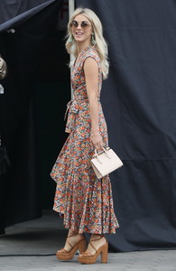 julianne-hough-on-the-set-of-extra-in-la-10317-6.jpg
