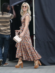 julianne-hough-on-the-set-of-extra-in-la-10317-9.jpg