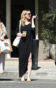kirsten-dunst-out-in-la-101017-16.jpg