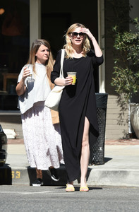kirsten-dunst-out-in-la-101017-19.jpg