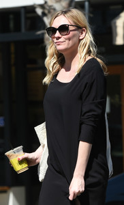 kirsten-dunst-out-in-la-101017-2.jpg