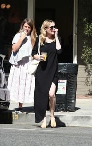 kirsten-dunst-out-in-la-101017-21.jpg