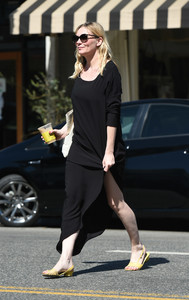 kirsten-dunst-out-in-la-101017-9.jpg