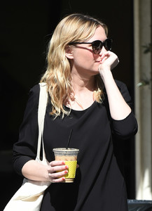 kirsten-dunst-out-in-la-101017.jpg