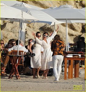 michael-fassbender-alicia-vikander-host-beach-party-03.thumb.jpg.7904d97fc1cf9c6b1c3aaf89a9ec7887.jpg