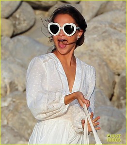 michael-fassbender-alicia-vikander-host-beach-party-10.thumb.jpg.0a03311d95ba9704aecf8a1fe493cb59.jpg