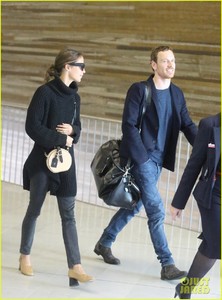 michael-fassbender-alicia-vikander-rare-appearance-together-01.thumb.jpg.6efddb42787c0f86f0a9f7a5580036cd.jpg