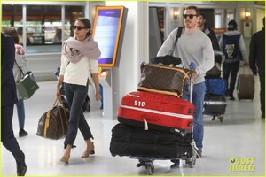 michael-fassbender-alicia-vikander-spotted-at-airport-ahead-of-possible-wedding-08.thumb.jpg.66e64c751e7f9273b205b126e0c743e0.jpg
