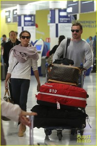 michael-fassbender-alicia-vikander-spotted-at-airport-ahead-of-possible-wedding-12.thumb.jpg.5a944ffe88ea5a7527eab0474b4db514.jpg