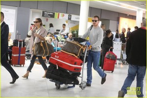 michael-fassbender-alicia-vikander-spotted-at-airport-ahead-of-possible-wedding-15.thumb.jpg.8a4f83ae5e1c13fa5c363ede5b3950d0.jpg
