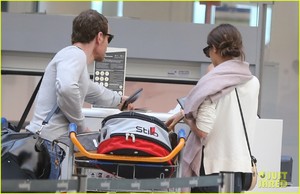 michael-fassbender-alicia-vikander-spotted-at-airport-ahead-of-possible-wedding-16.thumb.jpg.e5b74e895713aace1fd1edd53671e097.jpg