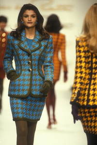 oscar-de-la-renta-fw-1992-3.thumb.jpg.86b33ac867df5a4e8ad53823be77fc89.jpg