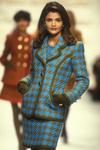 oscar-de-la-renta-fw-1992-4.thumb.jpg.14ee219d36aae2feaaaea85e176c1db6.jpg