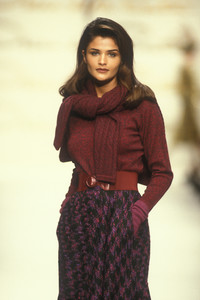 oscar-de-la-renta-fw-1992-5.thumb.jpg.fb814e9c7b65bf26d4367bb4353a9d68.jpg