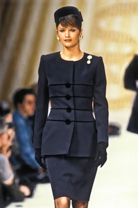 pierre-balmain-hc-fw-1992-2.thumb.jpg.8be34cbbb1baf113ceb11222ee24dc54.jpg