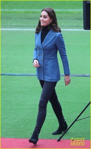 pregnant-kate-middleton-makes-surprise-appearance-at-coach-core-graduation-10.jpg