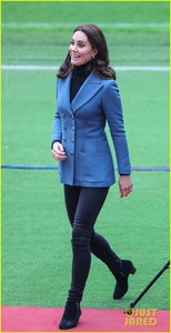 pregnant-kate-middleton-makes-surprise-appearance-at-coach-core-graduation-39.jpg