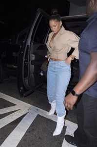 rihanna-out-in-nyc-101117-12.jpg