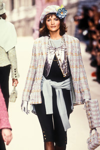 0_chanel-fw-1994-1_html.thumb.JPEG.5bfe728b9edc36d3cb11d949ffe1e0e6.JPEG