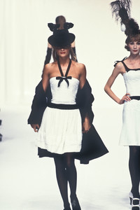 0_chanel-hc-fw-1994-1_html.thumb.JPEG.3cc871656862cc93a5bbe7eefefaf76a.JPEG