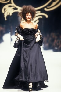 10_vivienne-westwood-ss-1995-11_html.thumb.JPEG.cf895cc846bcf937154568bc0bd468ad.JPEG