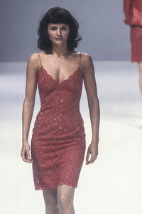 1_blumarine-fw-1996-2_html.thumb.JPEG.7e9c5d56312630d6e07caad631098e30.JPEG