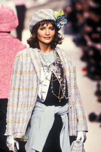 1_chanel-fw-1994-2_html.thumb.JPEG.a77772190e2e06fceada18fb49d5b26a.JPEG