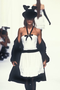 1_chanel-hc-fw-1994-2_html.thumb.JPEG.a52f727edd501075c90b0929f4f4995b.JPEG