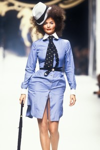 1_vivienne-westwood-ss-1995-2_html.thumb.JPEG.b23943a172e7ed5418473688ee2f8269.JPEG