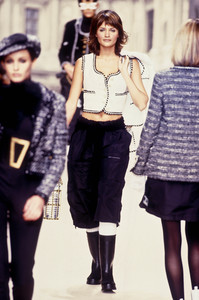 2_chanel-fw-1994-3_html.thumb.JPEG.a5e0ad763fead90a642ffbc57fa231b3.JPEG