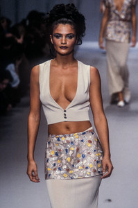 2_karl-lagerfeld-ss-1996-7_html.thumb.JPEG.f39e3d9e674e5cc34ba70a2d5e9e5b9c.JPEG