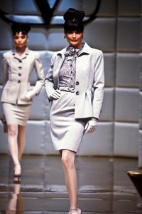 2_valentino-hc-fw-1995-3_html.thumb.JPEG.a4046f4d8cde3c5bbc638828fd6b25ba.JPEG