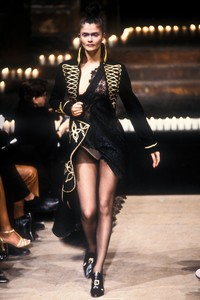 3_alexander-mcqueen-fw-1996-4_html.thumb.JPEG.52b63b92613c8887a73a91150dd438b7.JPEG