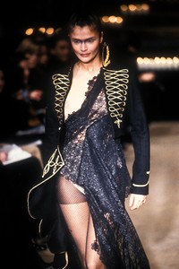 4_alexander-mcqueen-fw-1996-5_html.thumb.JPEG.1f7dfa3df83cc18f3827a032b256cd5e.JPEG
