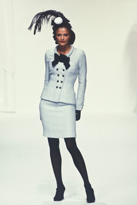4_chanel-hc-fw-1994-5_html.thumb.JPEG.a49b64b0912abe6fe6d6d77539568785.JPEG
