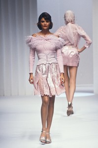4_valentino-ss-1995-5_html.thumb.JPEG.038a66ed80dae1040e9ae5035c9f4038.JPEG