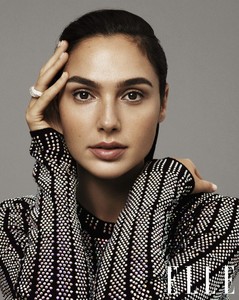 56103321_gal-gadot-elle-004.thumb.jpg.7b0f14a8975b56b3f9ed1433d3d81604.jpg
