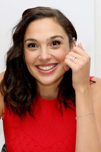 56116031_gal-gadot-013.jpg