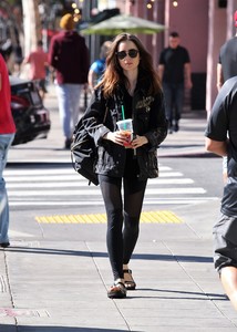 57319669_lily-collins-2.jpg