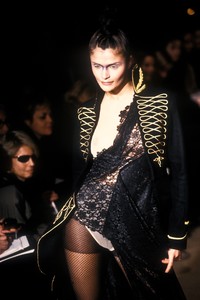 5_alexander-mcqueen-fw-1996-6_html.thumb.JPEG.2c19fe7fcf07b539d25ebf09245a0554.JPEG