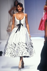 6_valentino-ss-1995-7_html.thumb.JPEG.d182986ad054289511a51c8f5535ad70.JPEG