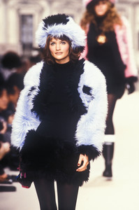 7_chanel-fw-1994-8_html.thumb.JPEG.cf6cc988d69173cc8ca205a518f3cd04.JPEG