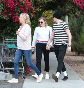 Chloe-Moretz-with-her-mom-and-Brooklyn-Beckham-out-in-LA--19.jpg