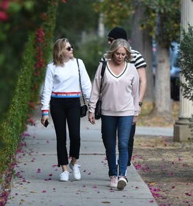 Chloe-Moretz-with-her-mom-and-Brooklyn-Beckham-out-in-LA--25.jpg