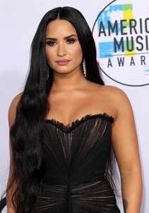 Demi-Lovato_-2017-American-Music-Awards--04.thumb.jpg.3cb95683a5e4406d0e9d96bd7c02514d.jpg