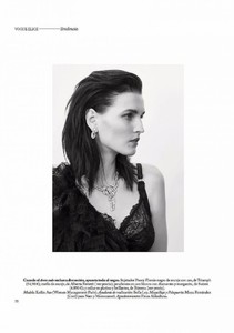 Katlin-Aas-by-Mel-Karch-for-Vogue-Spain-December-2017-3-760x1076.thumb.jpg.a55308d199eb3459551a0e683b9be52e.jpg