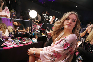 Rex_Victorias_Secret_Fashion_Show_hair_and_ma_9229362AH.jpg